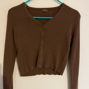 Long sleeve top. Buttons in front